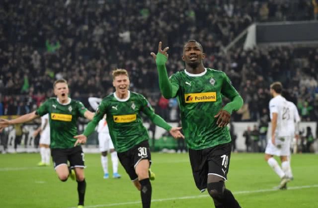 一群小飞鱼 一群小飞鱼